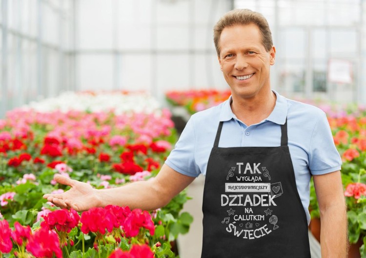Fartuch dla Dziadka na prezent na Dzień Dziadka z napisem Tak wygląda najcudowniejszy Dziadek na calutkim świecie (1).jpg