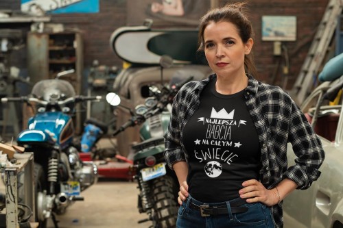 Koszulka z kubkiem dla Babci na Dzień Babci NAJCUDOWNIEJSZA BABCIA NA ŚWIECIE koszulka w kolorze  (1).jpg