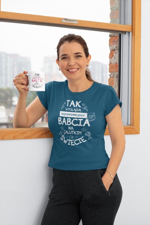 Koszulka z kubkiem dla Babci na Dzień Babci z napisem NAJCUDOWNIEJSZA BABCIA NA ŚWIECIE ko (3).jpg