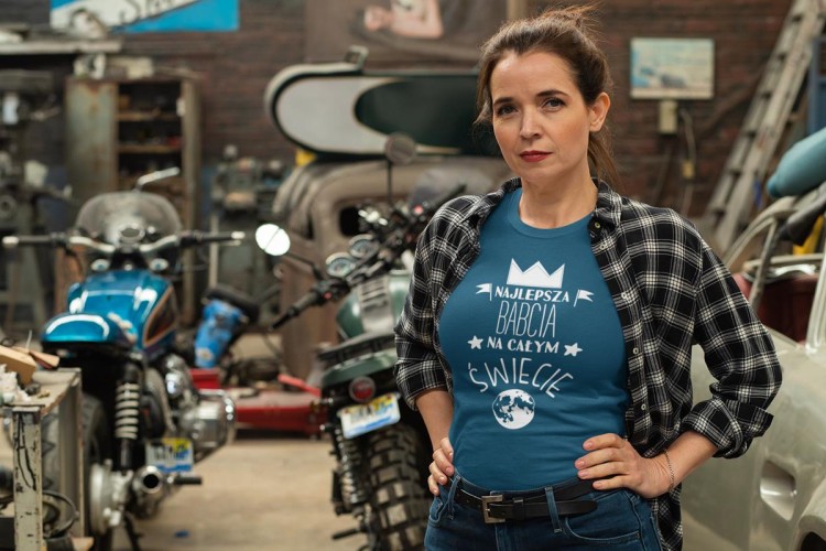 Koszulka z kubkiem dla Babci na Dzień Babci z napisem NAJCUDOWNIEJSZA BABCIA NA ŚWIECIE ko (4).jpg