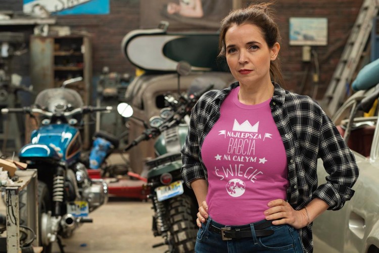 Koszulka z kubkiem dla Babci na Dzień Babci z napisem NAJCUDOWNIEJSZA BABCIA NA ŚWIECIE koszulk (5).jpg