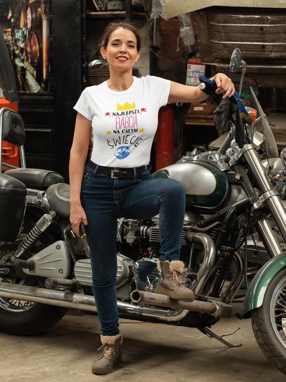 Koszulka z kubkiem dla Babci na Dzień Babci z napisem NAJLEPSZA BABCIA NA ŚWIECIE kolor bi (4).jpg