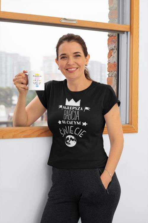 Koszulka z kubkiem dla Babci na Dzień Babci z napisem NAJLEPSZA BABCIA NA ŚWIECIE kolor c.jpg