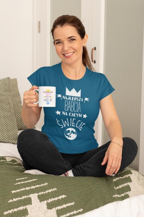 Koszulka z kubkiem dla Babci na Dzień Babci z napisem NAJLEPSZA BABCIA NA ŚWIECIE ko (6).jpg