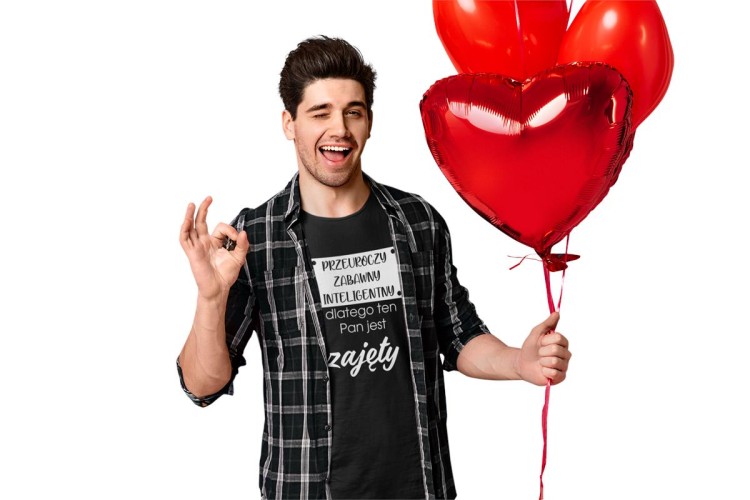 KOSZULKA NA WALENTYNKI PREZENT DLA CHŁOPAKA PRZEUROCZY ZABAWNY INTELIGENTNY, DLATEGO TEN PAN JEST JUŻ ZAJĘTY (2).jpg