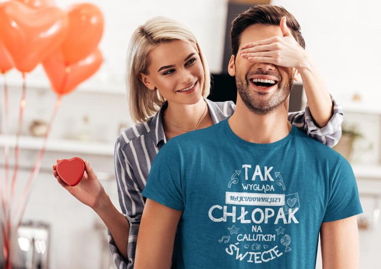 Koszulka dla Chłopaka modny prezent na Walentynki lub Urodziny stylowa koszulka z napisem Tak wygląda najcudowniejszy Chłopak na calutkim ś (1).jpg