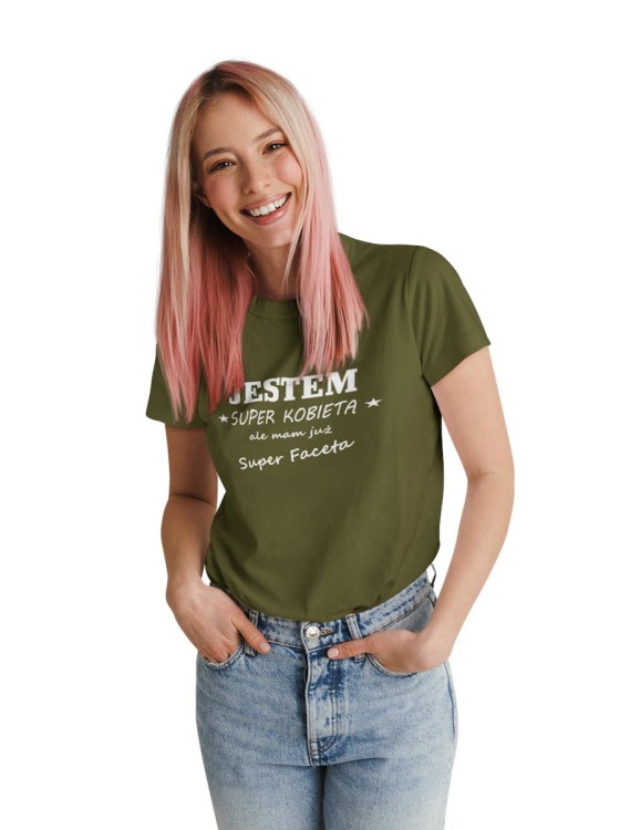 KOSZULKA DLA DZIEWCZYNY NA WALENTYNKI PREZENT JESTEM SUPER KOBIETĄ ALE MAM JUZ SUPER FACETA KOLOR KHAKI (1).jpg