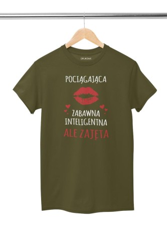KOSZULKA DLA DZIEWCZYNY NA WALENTYNKI PREZENT POCIĄGAJĄCA ZABAWNA INTELIGENTNA ALE ZAJĘTA KOLOR KHAKI (1).jpg