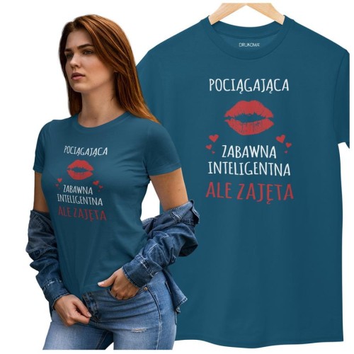 KOSZULKA DLA DZIEWCZYNY NA WALENTYNKI PREZENT POCIĄGAJĄCA ZABAWNA INTELIGENTNA ALE ZAJĘTA KOLOR PETROL BLUE (1).jpg