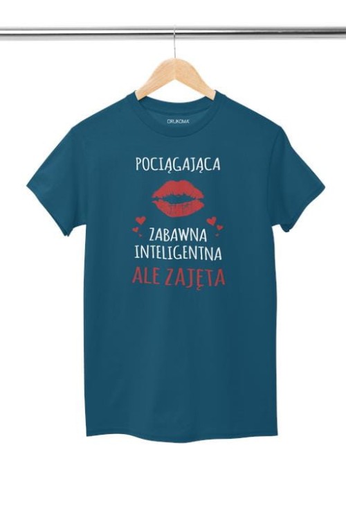 KOSZULKA DLA DZIEWCZYNY NA WALENTYNKI PREZENT POCIĄGAJĄCA ZABAWNA INTELIGENTNA ALE ZAJĘTA KOLOR PETROL BLUE (2).jpg