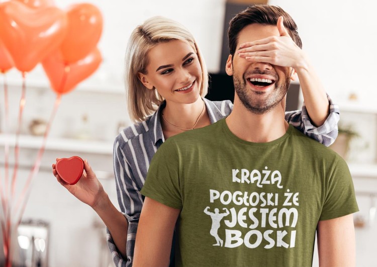 KOSZULKA NA WALENTYNKI PREZENT DLA CHŁOPAKA KRĄŻĄ POGŁOSKI ŻE JESTEM BOSKI KOLOR KHAKI (2).jpg