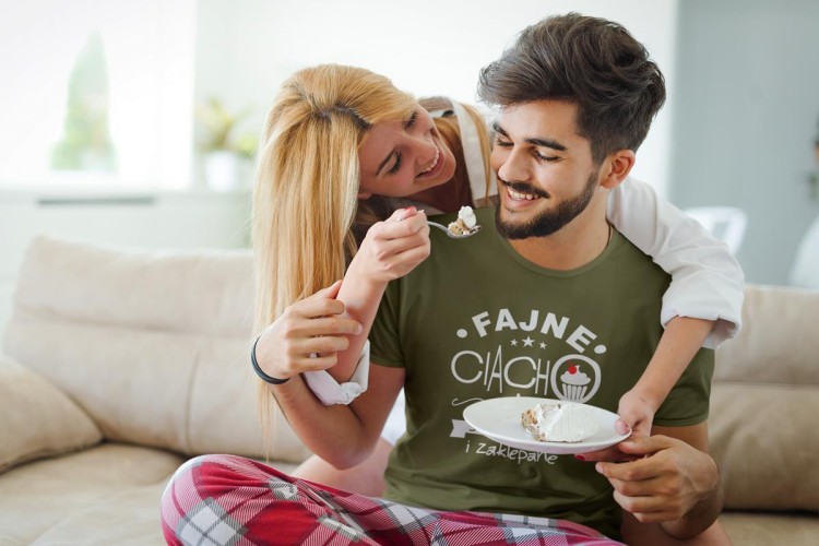 KOSZULKA NA WALENTYNKI PREZENT DLA CHŁOPAKA FAJNE CIACHO, ALE JUŻPOLIZANE I ZAKLEPANE KOLOR KHAKI (6).jpg