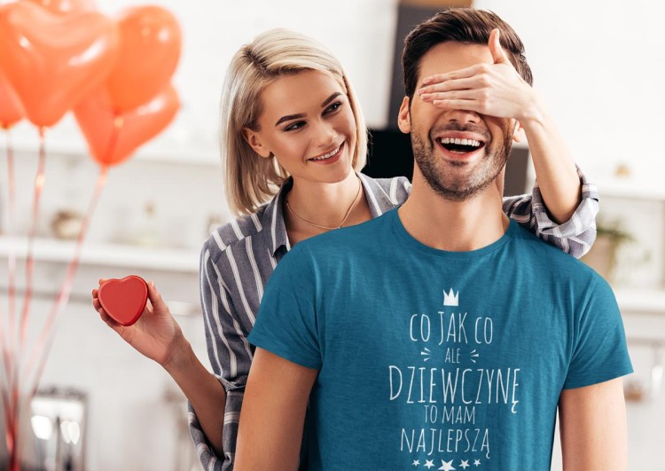 KOSZULKA NA WALENTYNKI PREZENT DLA CHŁOPAKA CHŁOPAK CO JAK CO, ALE DZIEWCZYNĘ TO MAM NAJLEPSZĄ KOLOR PETROL BLUE (1).jpg