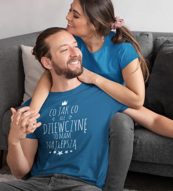 KOSZULKA NA WALENTYNKI PREZENT DLA CHŁOPAKA CHŁOPAK CO JAK CO, ALE DZIEWCZYNĘ TO MAM NAJLEPSZĄ KOLOR PETROL BLUE (4).jpg