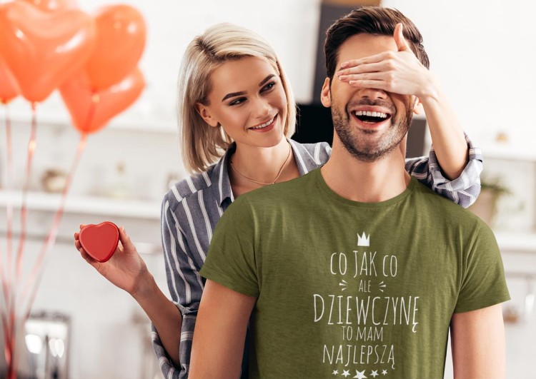 KOSZULKA NA WALENTYNKI PREZENT DLA CHŁOPAKA CHŁOPAK CO JAK CO, ALE DZIEWCZYNĘ TO MAM NAJLEPSZĄ KOLOR KHAKI (1).jpg