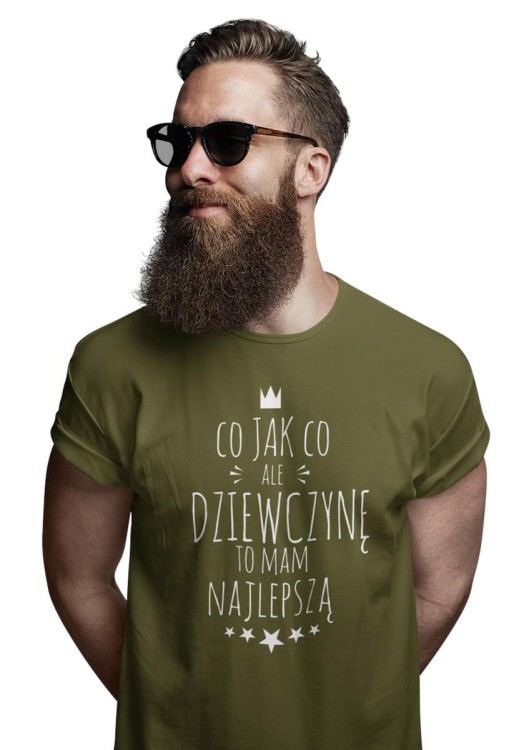 KOSZULKA NA WALENTYNKI PREZENT DLA CHŁOPAKA CHŁOPAK CO JAK CO, ALE DZIEWCZYNĘ TO MAM NAJLEPSZĄ KOLOR KHAKI (2).jpg