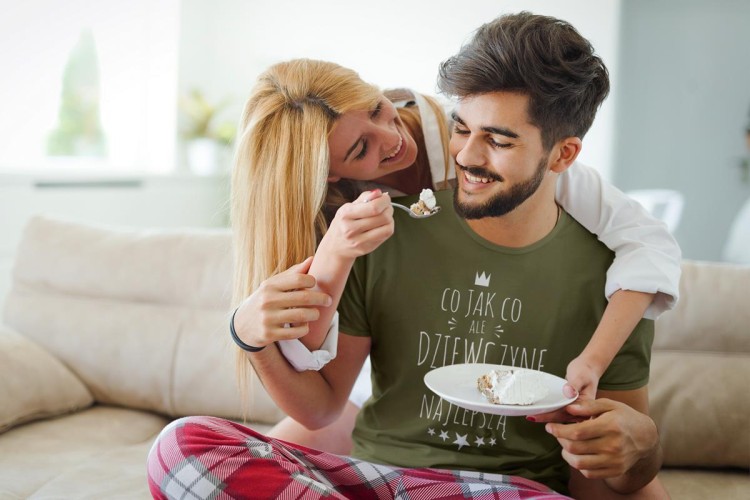 KOSZULKA NA WALENTYNKI PREZENT DLA CHŁOPAKA CHŁOPAK CO JAK CO, ALE DZIEWCZYNĘ TO MAM NAJLEPSZĄ KOLOR KHAKI (5).jpg