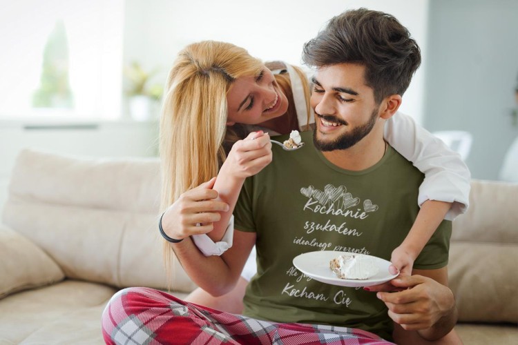 KOSZULKA NA WALENTYNKI PREZENT DLA CHŁOPAKA KOCHANIE SZUKAŁEM IDEALNEGO PREZENTU DLA CIEBIE, ALE JUŻ MASZ MNIE KOLOR KHAKI (6).jpg