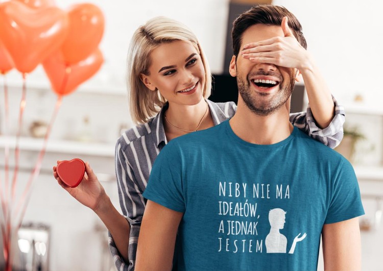 KOSZULKA NA WALENTYNKI PREZENT DLA CHŁOPAKA NIBY NIE MA IDEAŁÓW, A JEDNAK JESTEM KOLOR PETROL BLUE (4).jpg