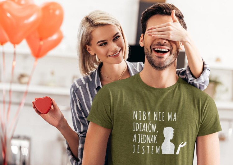 KOSZULKA NA WALENTYNKI PREZENT DLA CHŁOPAKA NIBY NIE MA IDEAŁÓW, A JEDNAK JESTEM KOLOR KHAKI (1).jpg