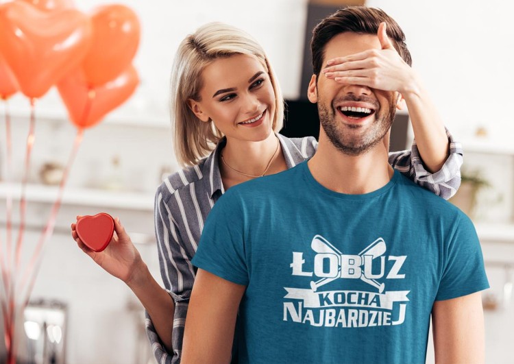 KOSZULKA NA WALENTYNKI PREZENT DLA CHŁOPAKA ŁOBUZ KOCHA NAJBARDZIEJ KOLOR PETROL BLUE (2).jpg