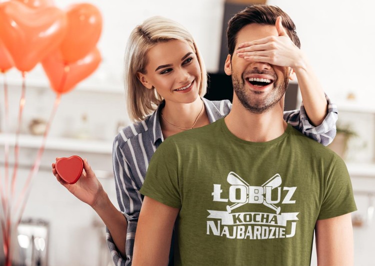 KOSZULKA NA WALENTYNKI PREZENT DLA CHŁOPAKA ŁOBUZ KOCHA NAJBARDZIEJ KOLOR KHAKI (2).jpg