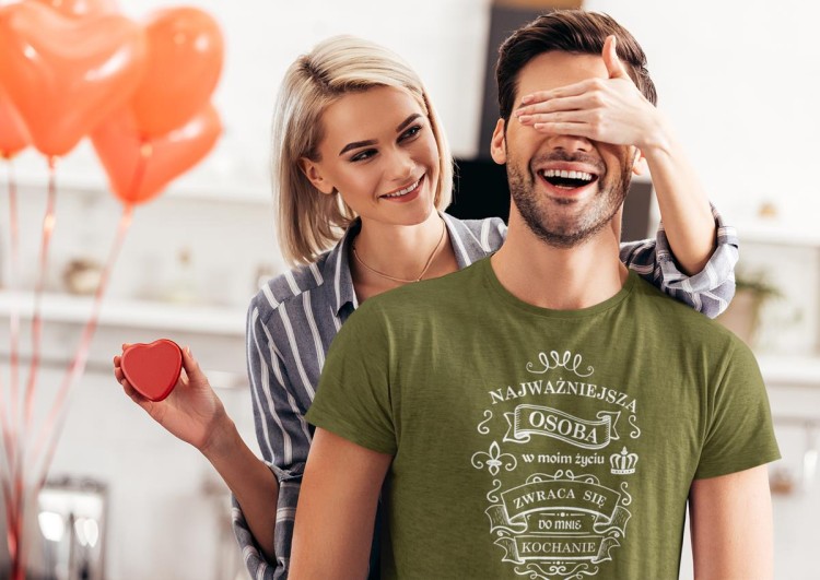 KOSZULKA NA WALENTYNKI PREZENT DLA CHŁOPAKA NAJWAŻNIEJSZA OSOBAW MOIM ŻYCIU ZWRACA SIĘ DO MNIE KOCHANIE KOLOR KHAKI (1).jpg