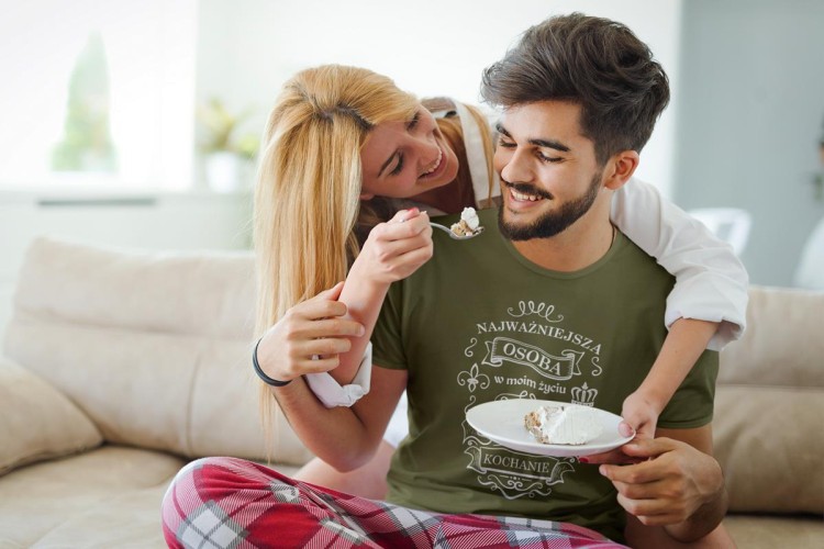 KOSZULKA NA WALENTYNKI PREZENT DLA CHŁOPAKA NAJWAŻNIEJSZA OSOBAW MOIM ŻYCIU ZWRACA SIĘ DO MNIE KOCHANIE KOLOR KHAKI (5).jpg