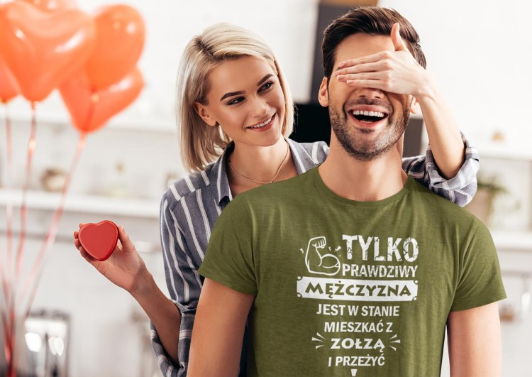 KOSZULKA NA WALENTYNKI PREZENT DLA CHŁOPAKA PRAWDZIWY MĘŻCZYZNA  KOLOR KHAKI (2).jpg