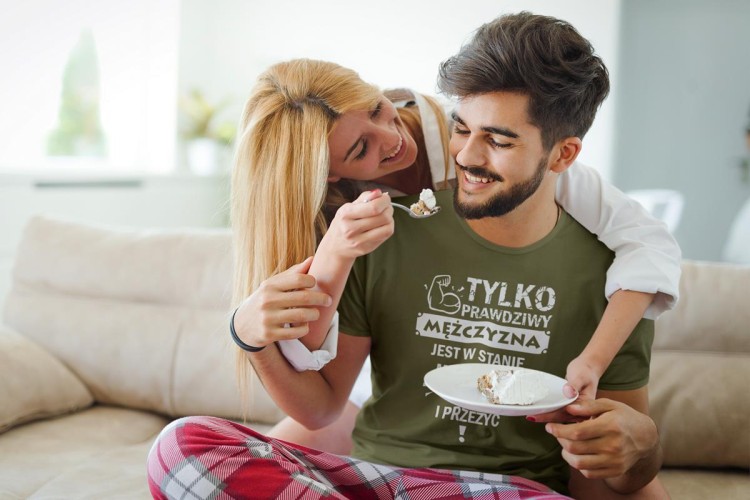 KOSZULKA NA WALENTYNKI PREZENT DLA CHŁOPAKA PRAWDZIWY MĘŻCZYZNA  KOLOR KHAKI (6).jpg