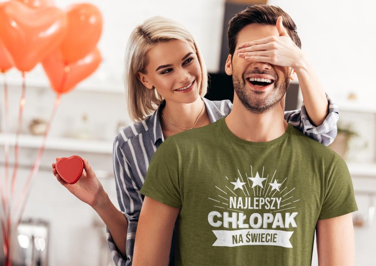 KOSZULKA NA WALENTYNKI PREZENT DLA CHŁOPAKA NAJLEPSZY CHŁOPAK NA ŚWIECIE KOLOR KHAKI (2).jpg