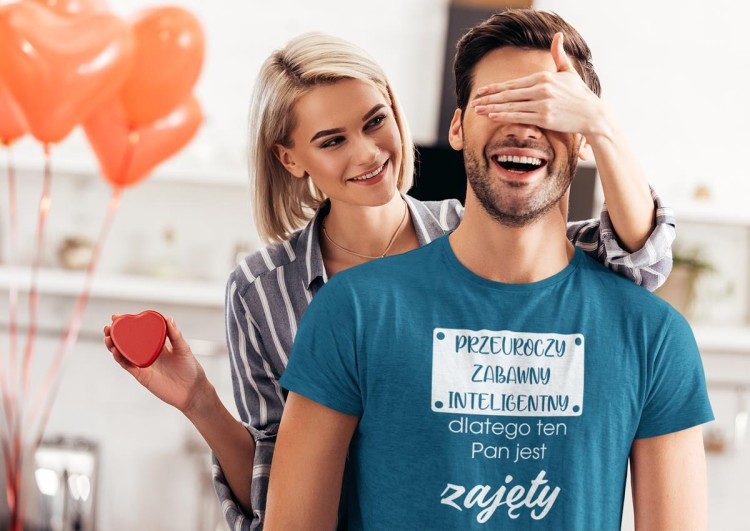 KOSZULKA NA WALENTYNKI PREZENT DLA CHŁOPAKA PRZEUROCZY ZABAWNY INTELIGENTNY, DLATEGO TEN PAN JEST JUŻ ZAJĘTY KOLOR PETROL BLUE (3).jpg