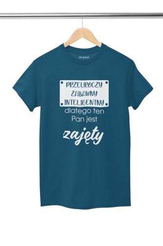 KOSZULKA NA WALENTYNKI PREZENT DLA CHŁOPAKA PRZEUROCZY ZABAWNY INTELIGENTNY, DLATEGO TEN PAN JEST JUŻ ZAJĘTY KOLOR PETROL BLUE (5).jpg