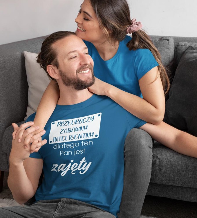 KOSZULKA NA WALENTYNKI PREZENT DLA CHŁOPAKA PRZEUROCZY ZABAWNY INTELIGENTNY, DLATEGO TEN PAN JEST JUŻ ZAJĘTY KOLOR PETROL BLUE (6).jpg