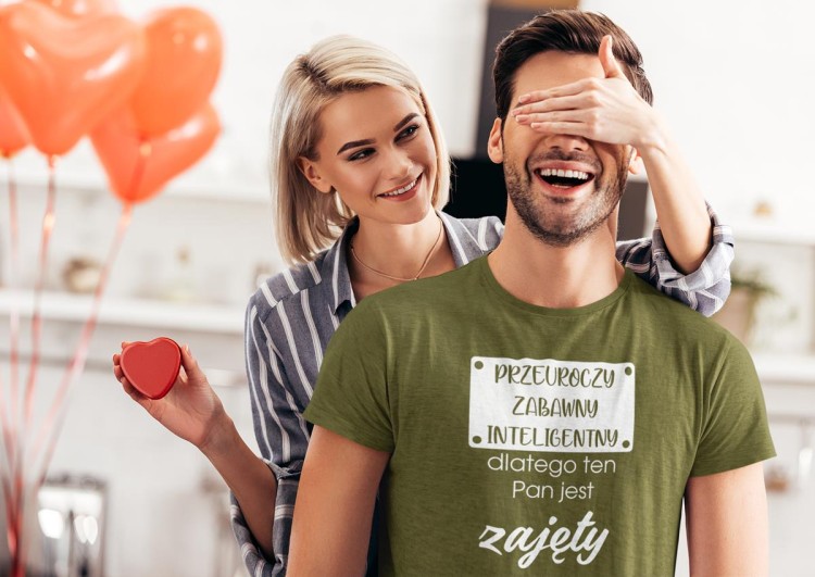 KOSZULKA NA WALENTYNKI PREZENT DLA CHŁOPAKA PRZEUROCZY ZABAWNY INTELIGENTNY, DLATEGO TEN PAN JEST JUŻ ZAJĘTY KOLOR KHAKI (2).jpg