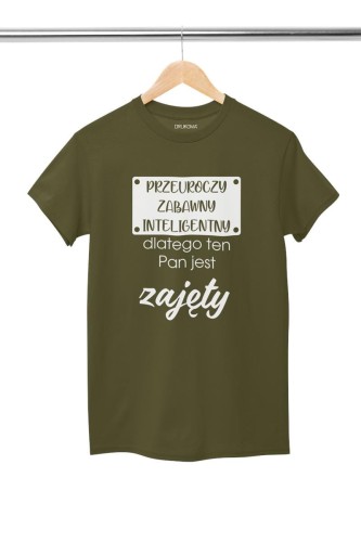 KOSZULKA NA WALENTYNKI PREZENT DLA CHŁOPAKA PRZEUROCZY ZABAWNY INTELIGENTNY, DLATEGO TEN PAN JEST JUŻ ZAJĘTY KOLOR KHAKI (4).jpg