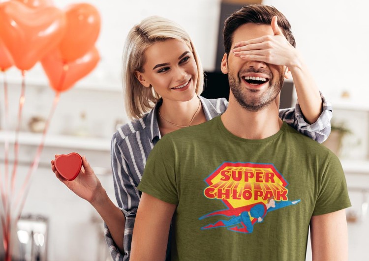 KOSZULKA NA WALENTYNKI PREZENT DLA CHŁOPAKA SUPER CHŁOPAK  KOLOR KHAKI (2).jpg