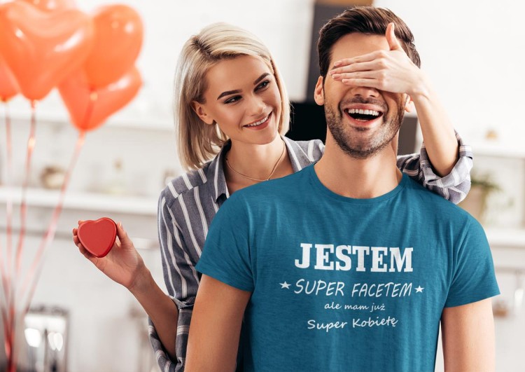 KOSZULKA NA WALENTYNKI PREZENT DLA CHŁOPAKA JESTEM SUPER FACETEM ALE MAM JUŻ SUPER KOBIETĘ KOLOR PETROL BLUE (2).jpg