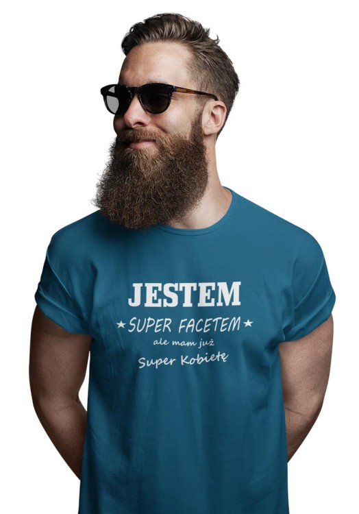 KOSZULKA NA WALENTYNKI PREZENT DLA CHŁOPAKA JESTEM SUPER FACETEM ALE MAM JUŻ SUPER KOBIETĘ KOLOR PETROL BLUE (3).jpg