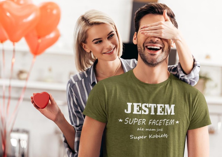 KOSZULKA NA WALENTYNKI PREZENT DLA CHŁOPAKA JESTEM SUPER FACETEM ALE MAM JUŻ SUPER KOBIETĘ KOLOR KHAKI (1).jpg