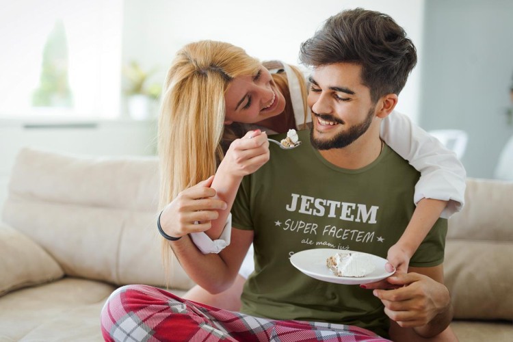 KOSZULKA NA WALENTYNKI PREZENT DLA CHŁOPAKA JESTEM SUPER FACETEM ALE MAM JUŻ SUPER KOBIETĘ KOLOR KHAKI (5).jpg