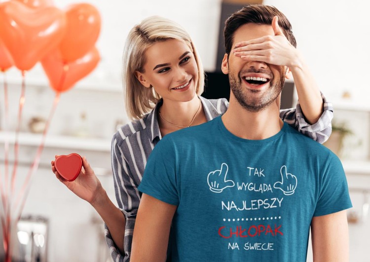 KOSZULKA NA WALENTYNKI PREZENT DLA CHŁOPAKA TAK WYGLĄDA CHŁOPAK  KOLOR PETROL BLUE (2).jpg