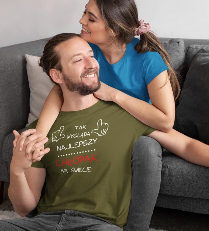 KOSZULKA NA WALENTYNKI PREZENT DLA CHŁOPAKA TAK WYGLĄDA CHŁOPAK  KOLOR KHAKI (3).jpg
