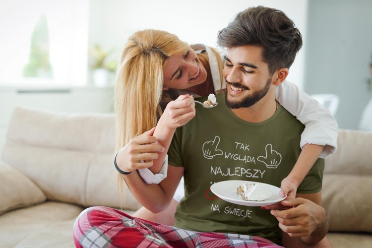 KOSZULKA NA WALENTYNKI PREZENT DLA CHŁOPAKA TAK WYGLĄDA CHŁOPAK  KOLOR KHAKI (6).jpg