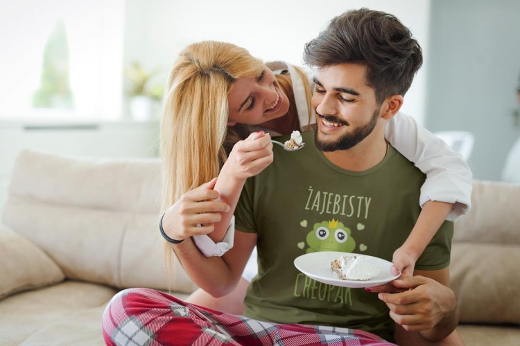 KOSZULKA NA WALENTYNKI PREZENT DLA CHŁOPAKA ŻAJEBISTY CHŁOPAK  KOLOR KHAKI (6).jpg