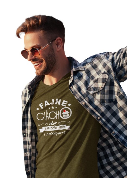 Koszulka dla Chłopaka w zestawie z kubkiem z nadrukiem FAJNE CIACHO, ALE JUŻ POLIZANE I ZAKLEPANE KOLOR KHAKI (3).jpg