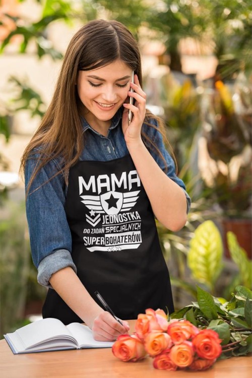 Fartuch Kuchenny dla Mamy z nadrukiem Mama jednostka do zadań specjalnych super bohaterów Upominek Grill Dzień Matki (2).jpg