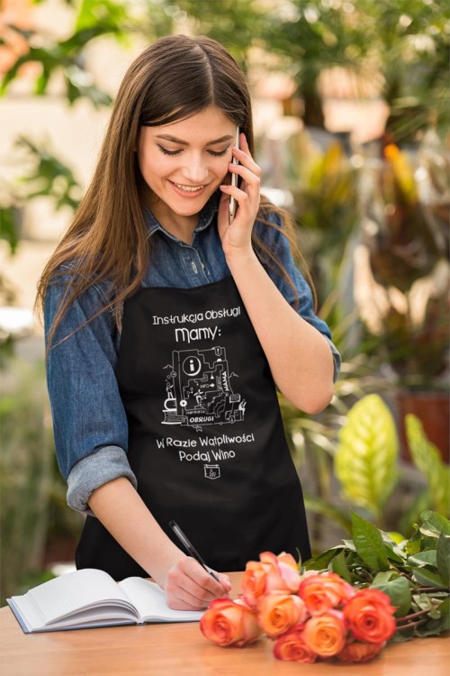 Fartuch Kuchenny dla Mamy z nadrukiem Instrukcja obsługi Mamy, w razie wątpliwości podaj wino Upominek Grill Dzień Matki  (2).jpg