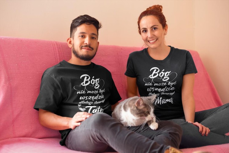 Zestaw koszulek dla rodziców na prezent koszulka dla mamy i taty Bóg nie może być wszędzie dlatego stworzył Tatę Bóg nie może być wszędzie dlatego stworzył Mamę kolor czarn (5).jpg