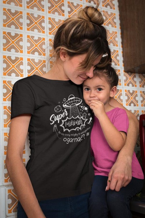 Koszulka dla Mamy na Dzień Mamy prezent z napisem Super Mama, bo kto inny mógłby to ogarnąć kolor czarny (5).jpg